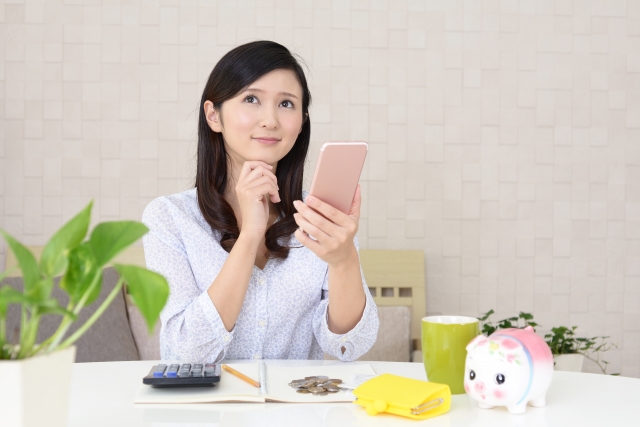 考える女性イメージ